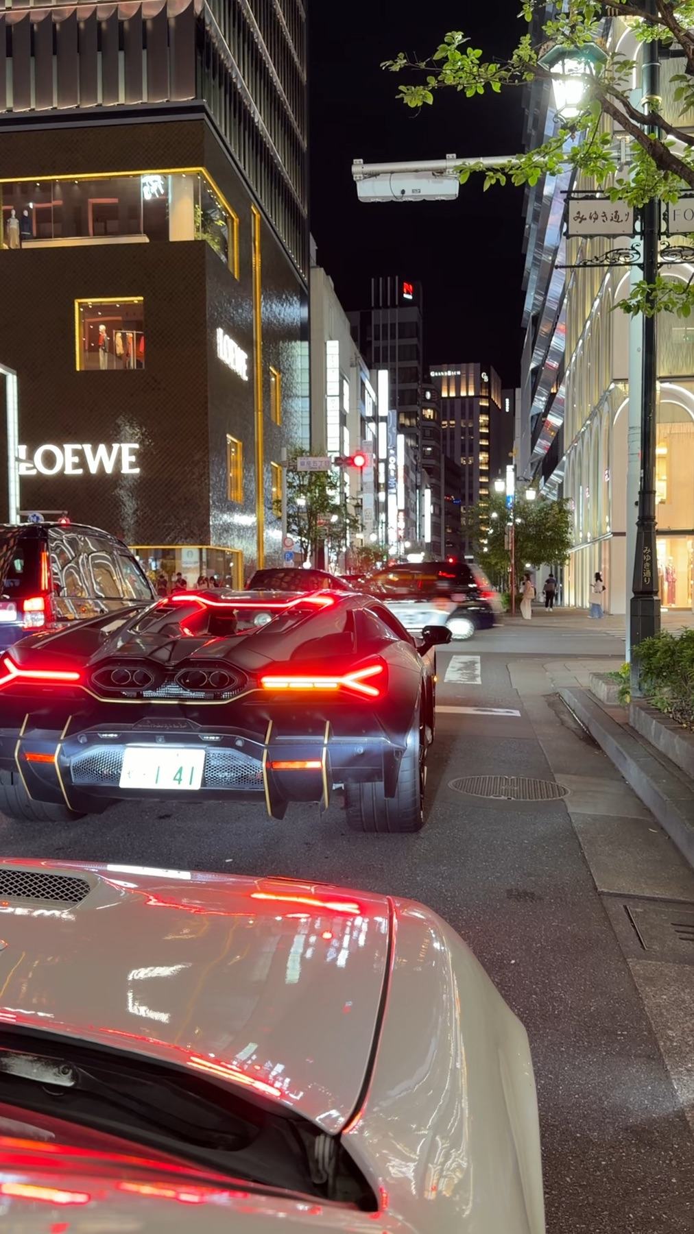 兰博基尼Revuelto行驶在夜晚的东京银座中央大道